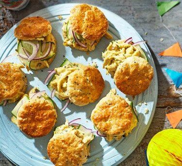Τραγανά scones κοτόπουλου