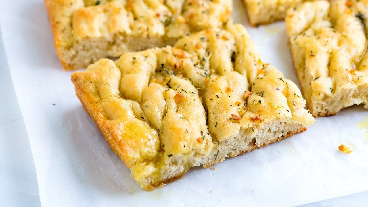 Focaccia: ιταλικό ψωμί με βότανα